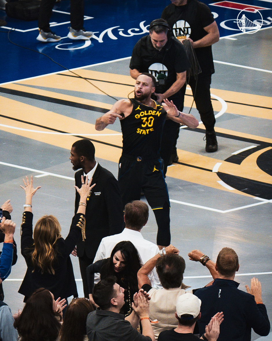 库里险胜独行侠，关键时刻神级表现关键表现点燃全场！