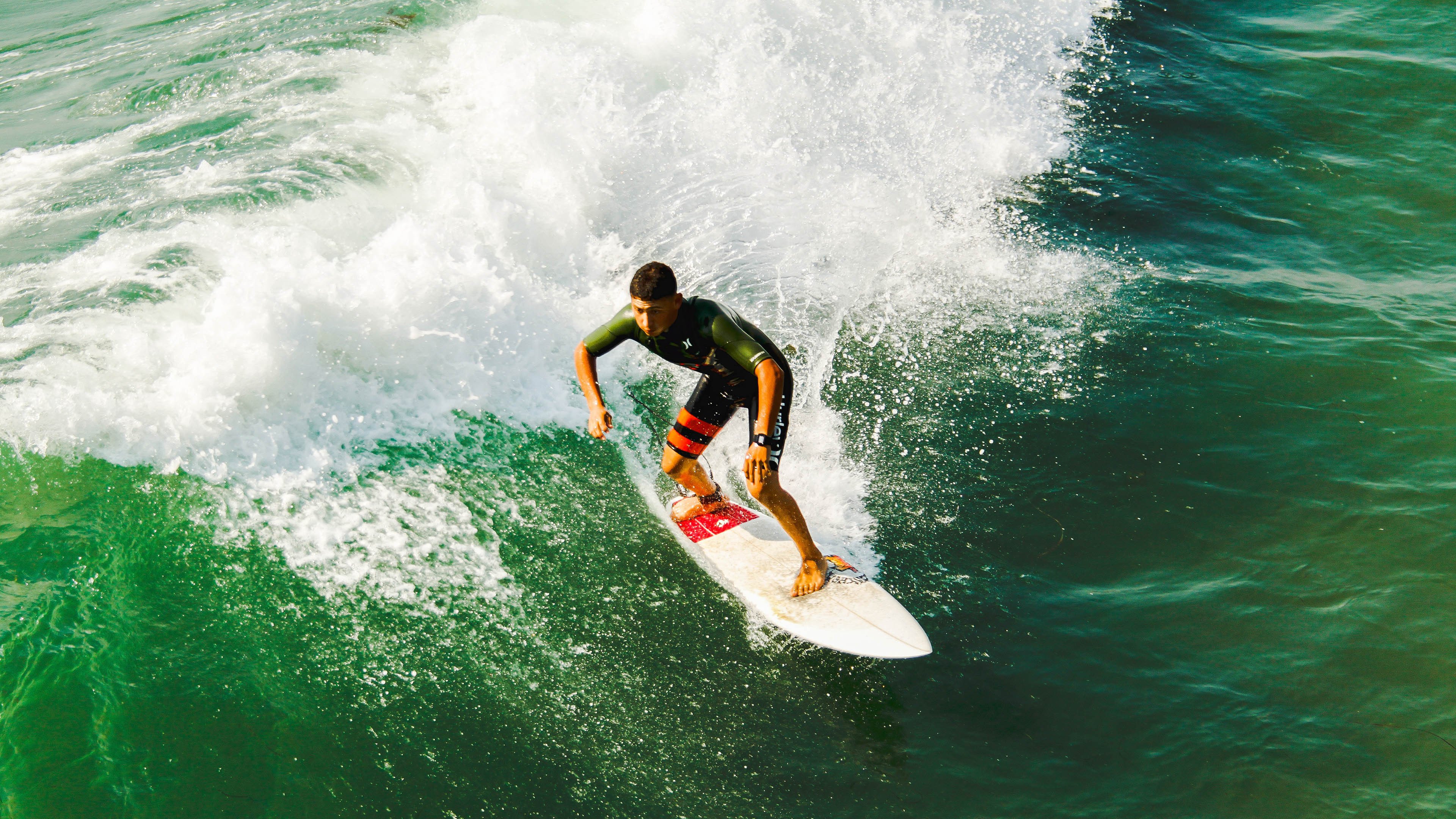 Rookie连续五场比赛得分超过夺冠，TES不断突破！全场沸腾不已